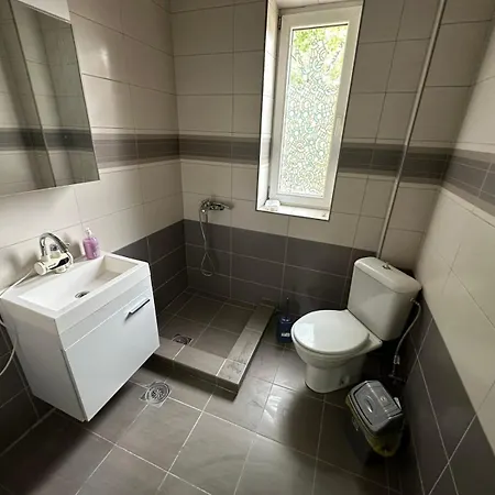 Gh With Private Parking *