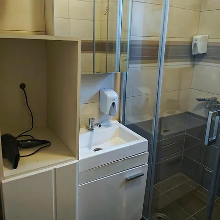 Gh With Private Parking Apartman